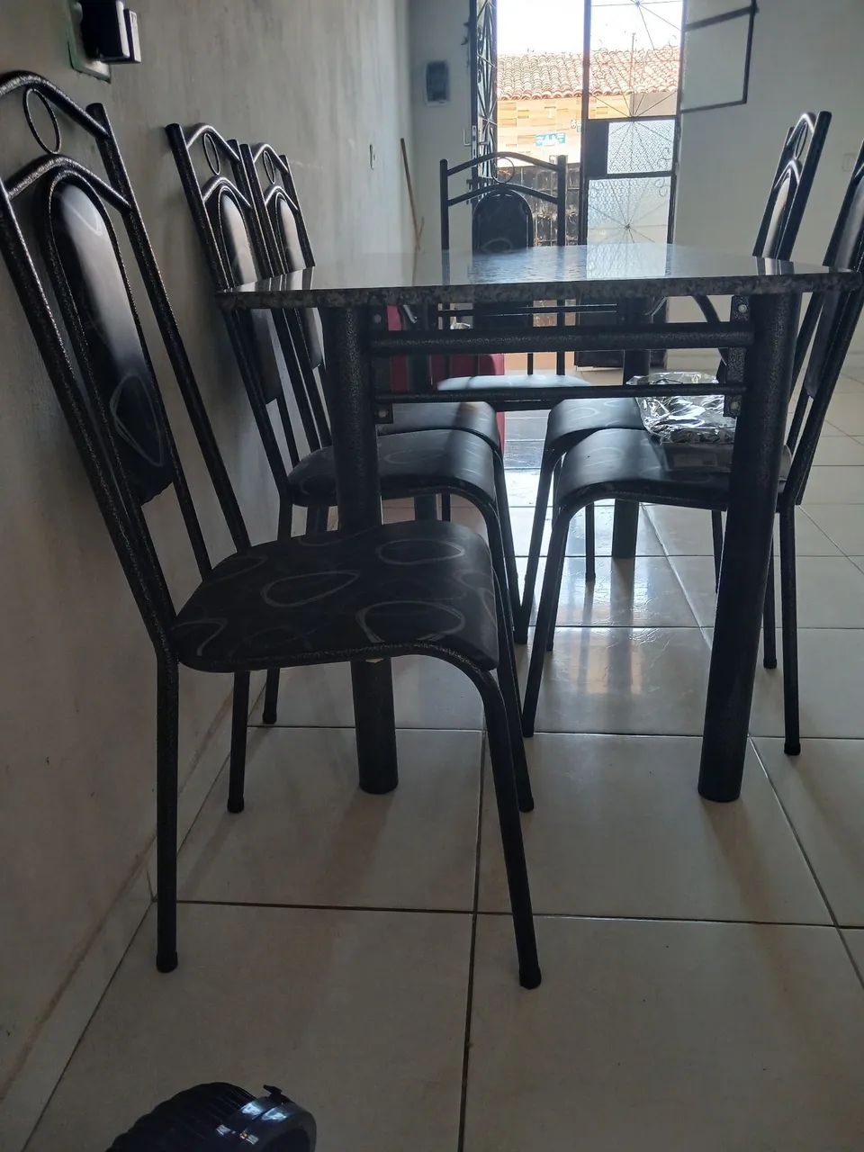 Mesa com 6 cadeiras e Tampo de Granito - R$ 650 - Foto 2
