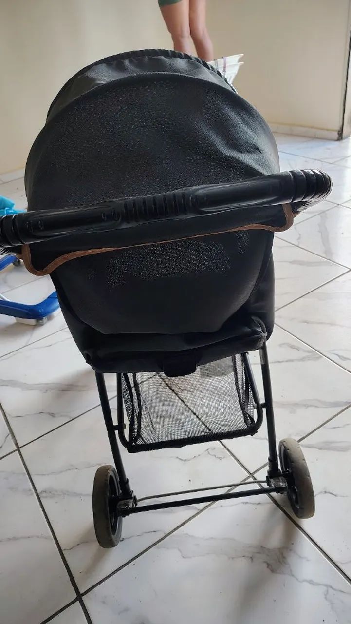 Carrinho de bebê preto  - Foto 4