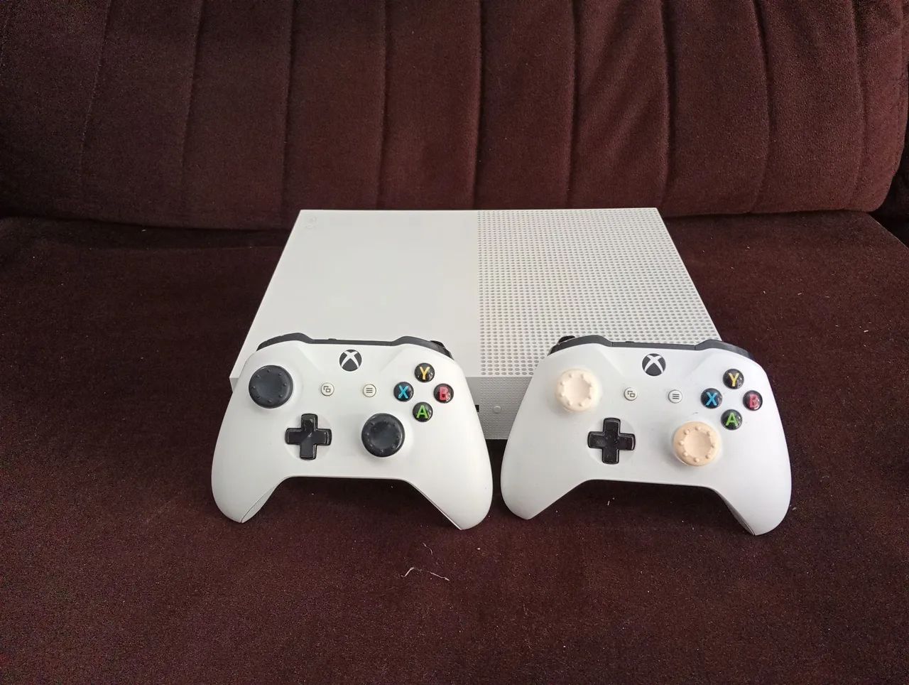 Xbox one S + 2 controles + HD 1 tb - Foto 3
