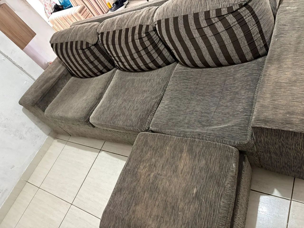 Vendo sofá 3 lugares com puf - Foto 3