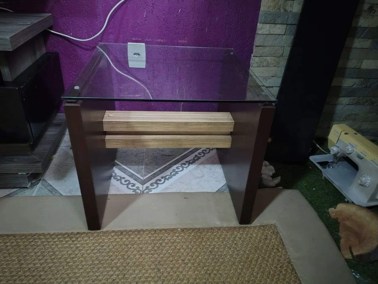MESA DE CENTRO AMADEIRADO COM TAMPO DE VIDRO 