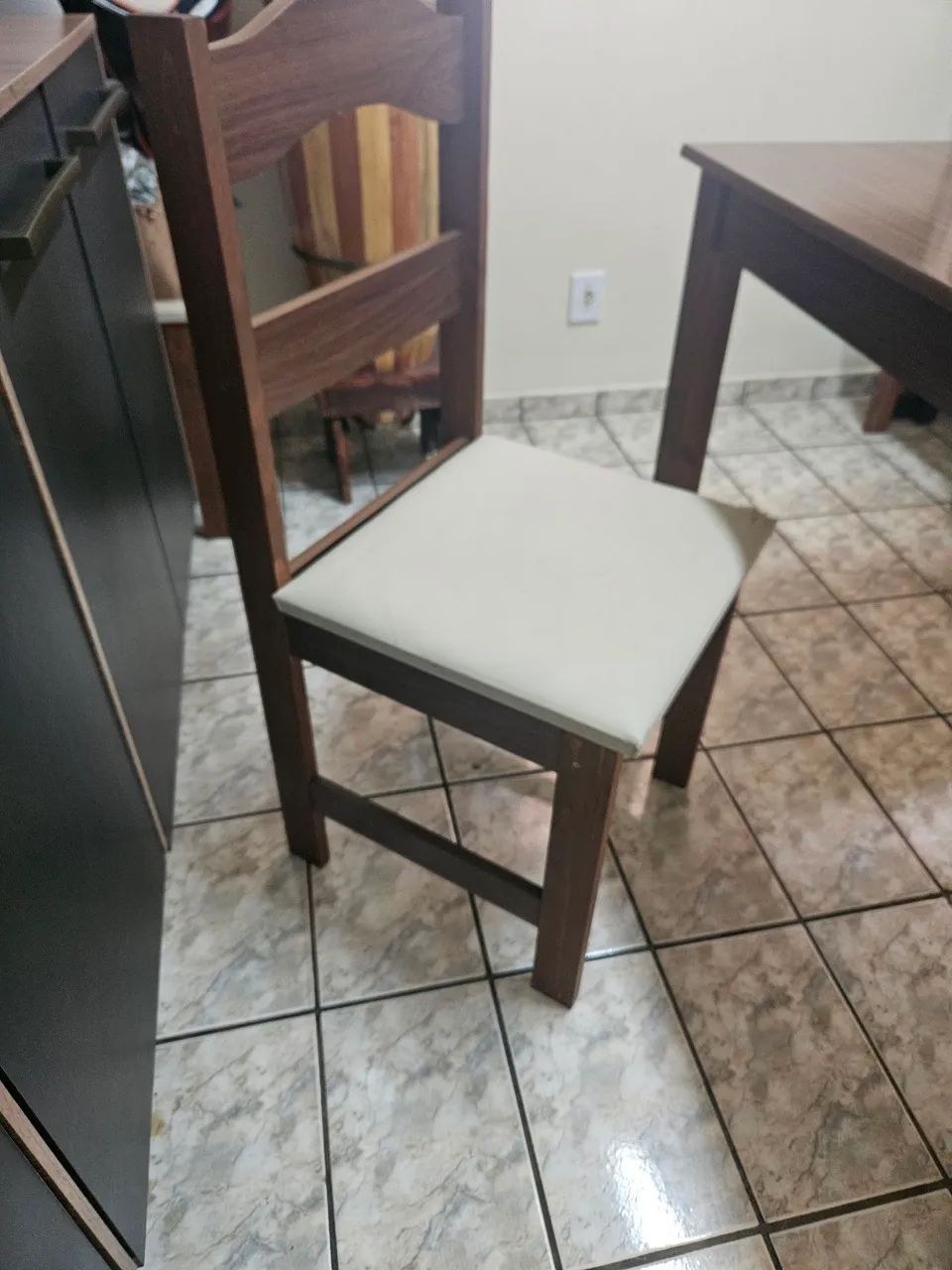 Mesa De Jantar Com 4 Cadeiras - Compacta e Amadeirada (1,05m) - Foto 5