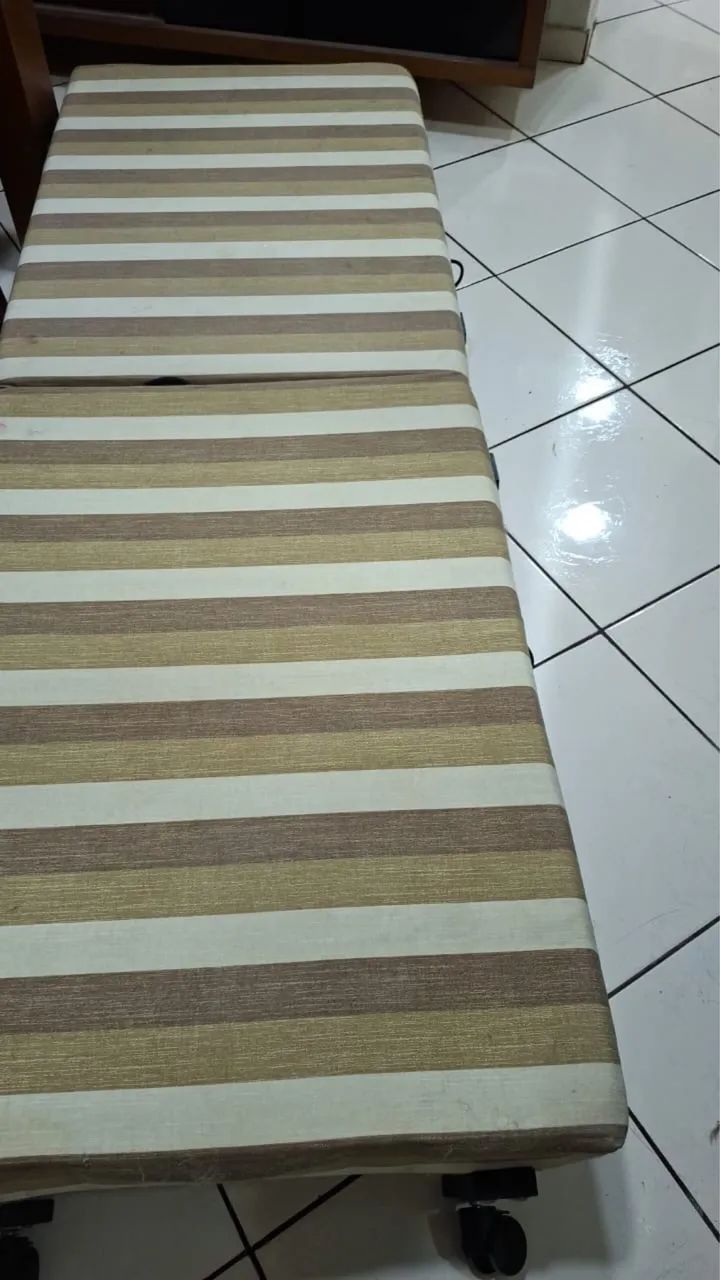 Cama solteiro dobrável. $200,00