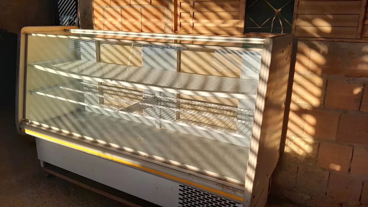 Balcão expositor refrigerado. 