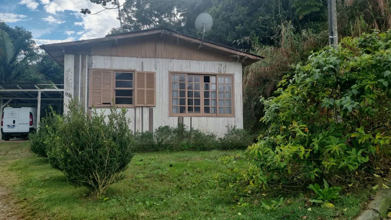 Terreno com 800m² com casa de madeira. - Foto 2