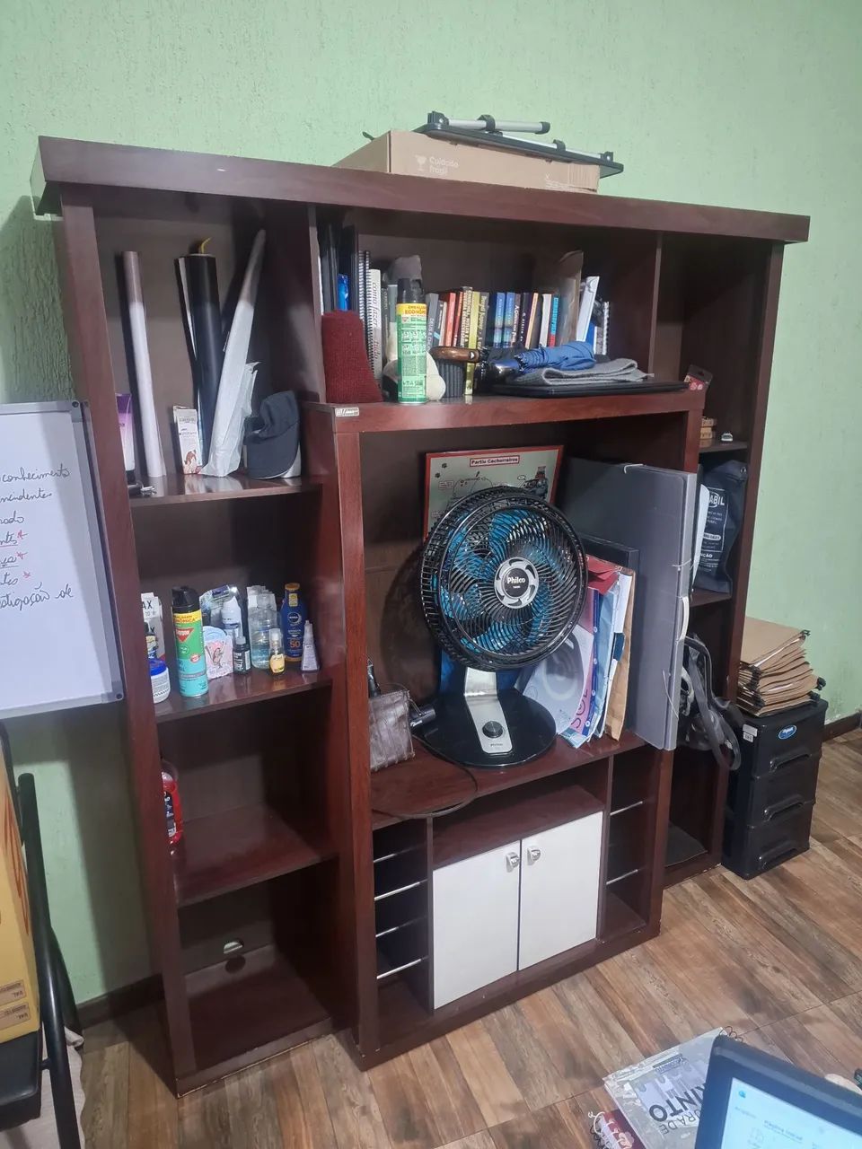 Estante de sala com espaço para TV