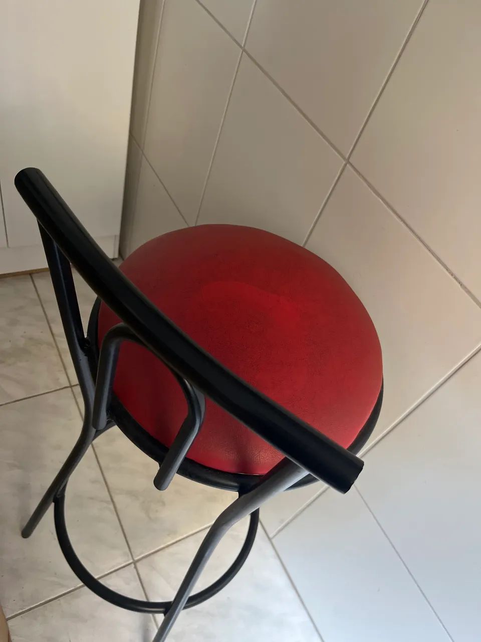 Banqueta alta vermelha e preta  - Foto 3