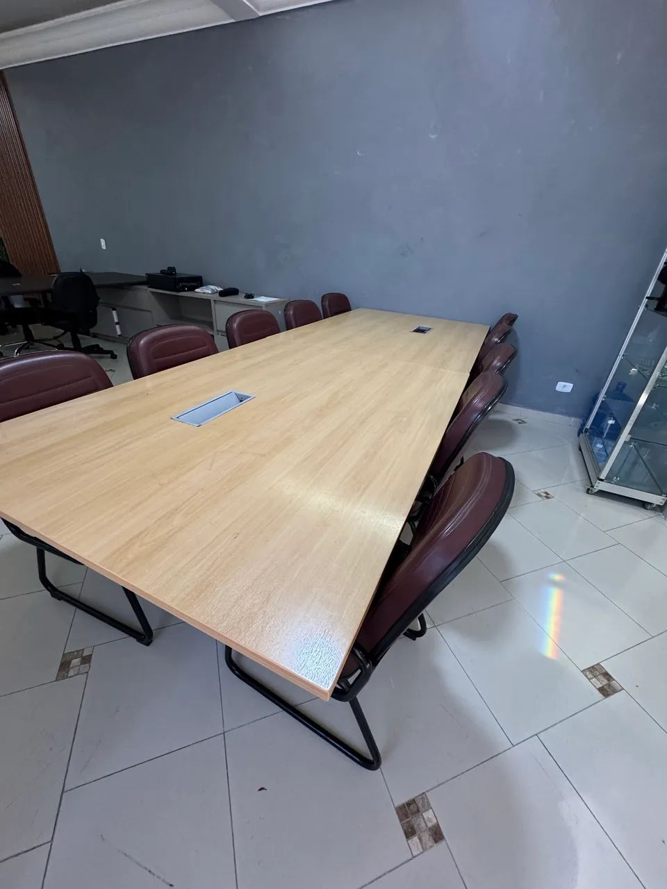 Mesa escritório 3,20 x 1,2 + 10 cadeiras de couro  - Foto 3