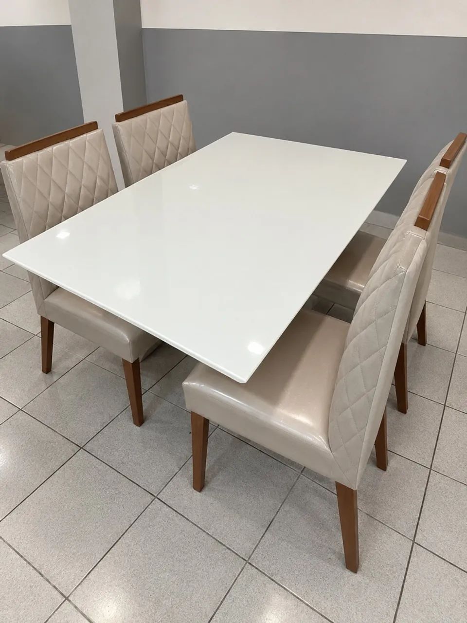 Mesa e cadeiras novas 