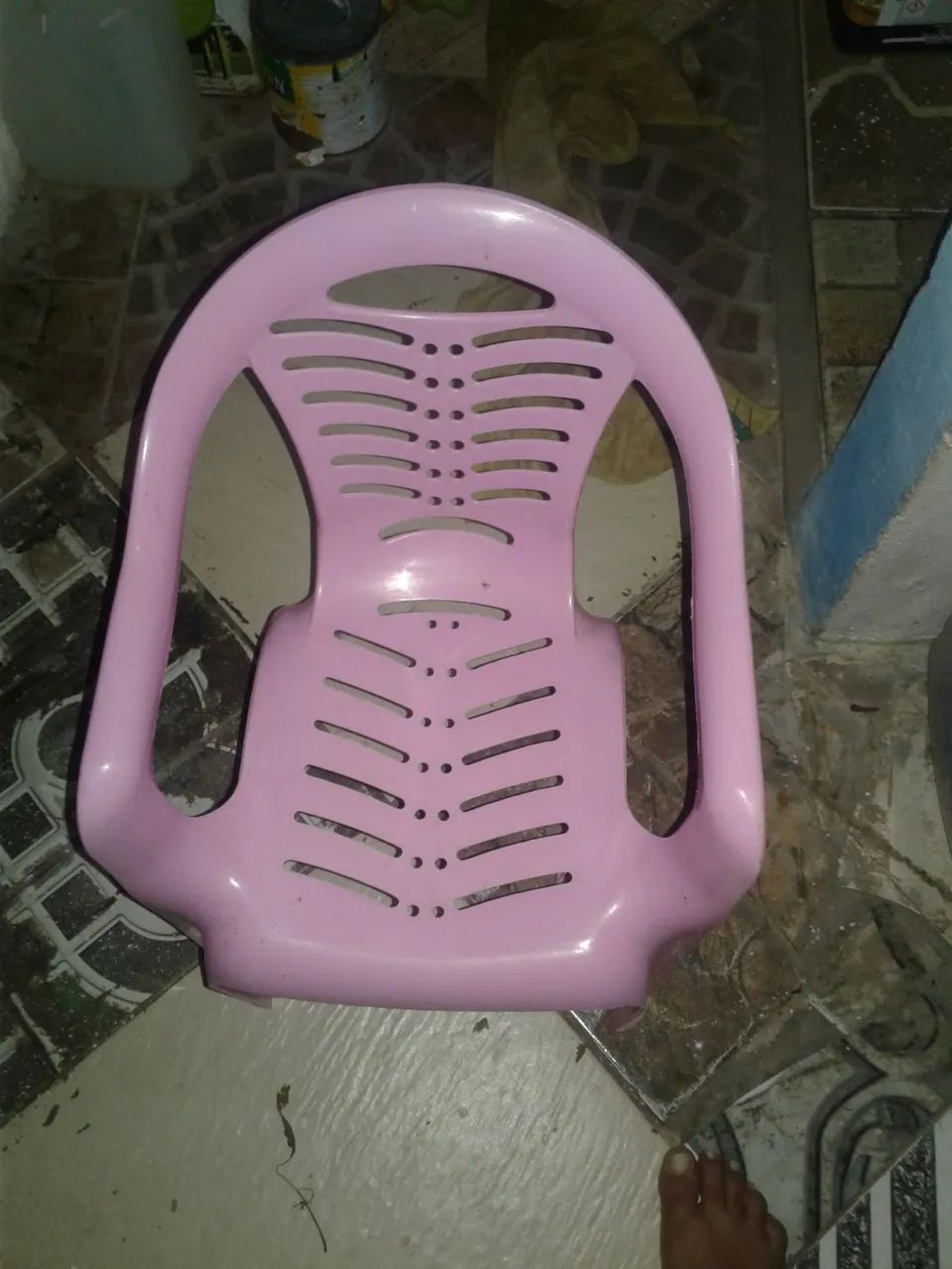 Cadeira plástica Rosa resistente 