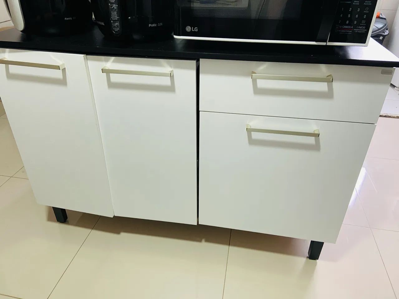 Buffet/Balcão de cozinha branco e amadeirado 