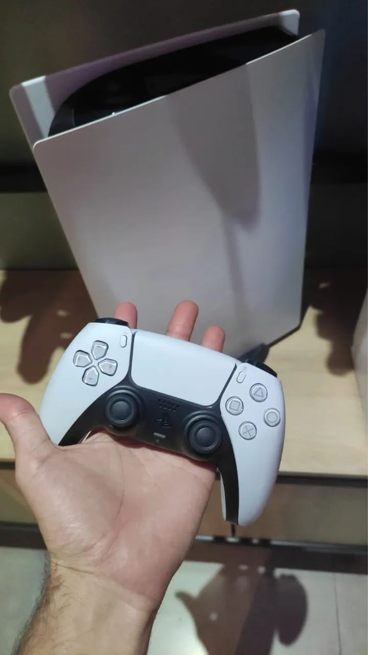 PlayStation 5 (Modelo com Leitor) - 825GB