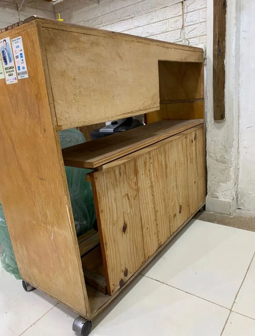 Balcão e prateleiras para retirada 