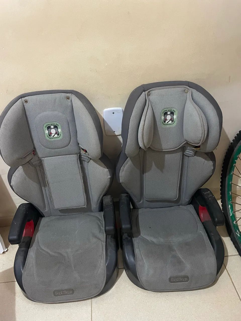 DUAS cadeiras infantil 