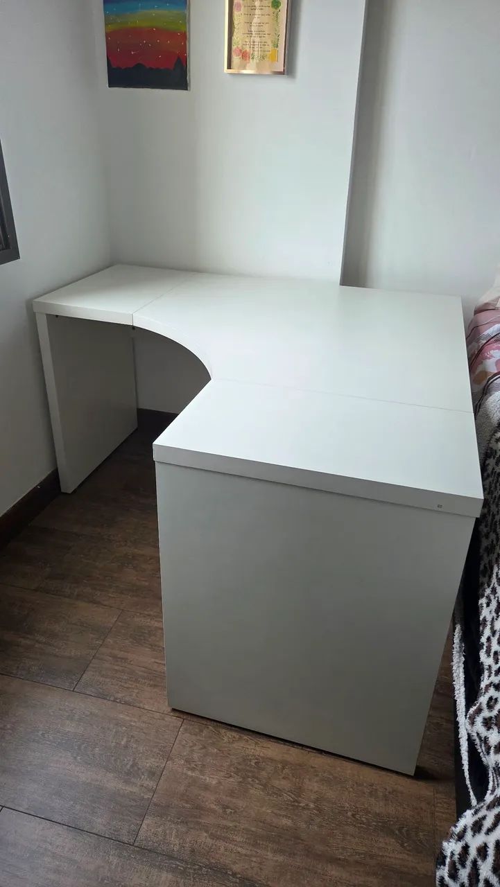 Mesa de escritório e estudo. Formato em L