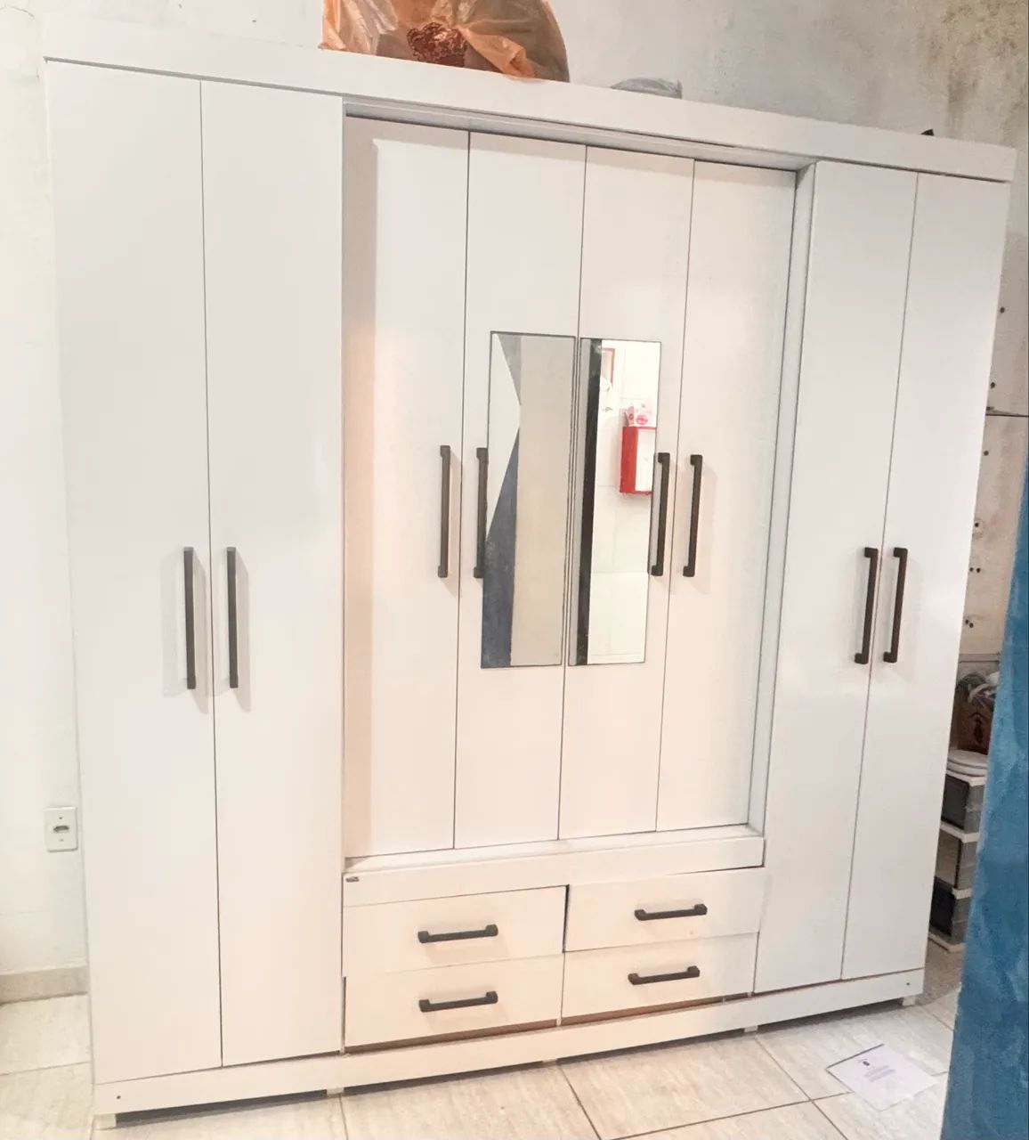 Guarda roupa 8 portas e 4 gavetas 