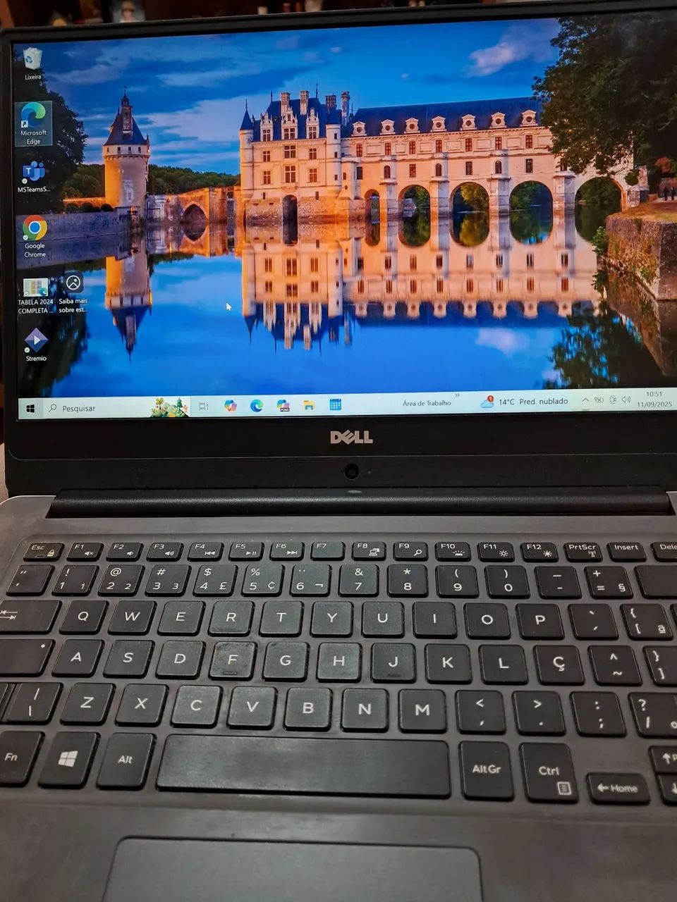 DELL INSPIRON 7460 14 Polegadas, estrutura em aluminio e tela com bordas finas.