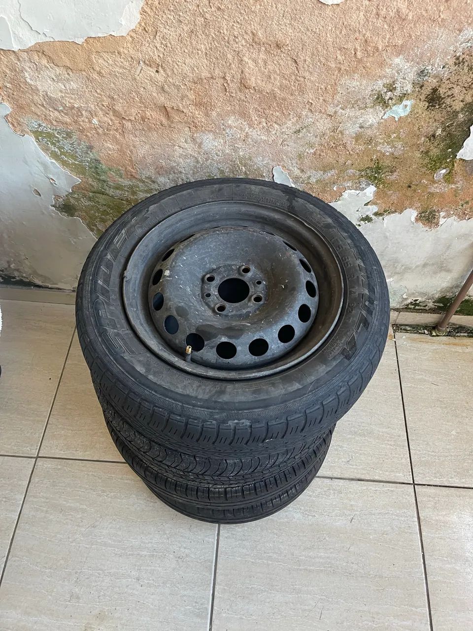 Vendo roda de ferro com pneus  - Foto 4