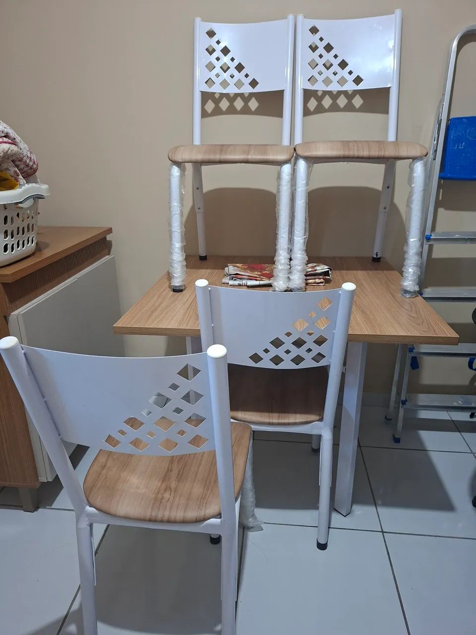 Mesa com 4 cadeiras  - Foto 2