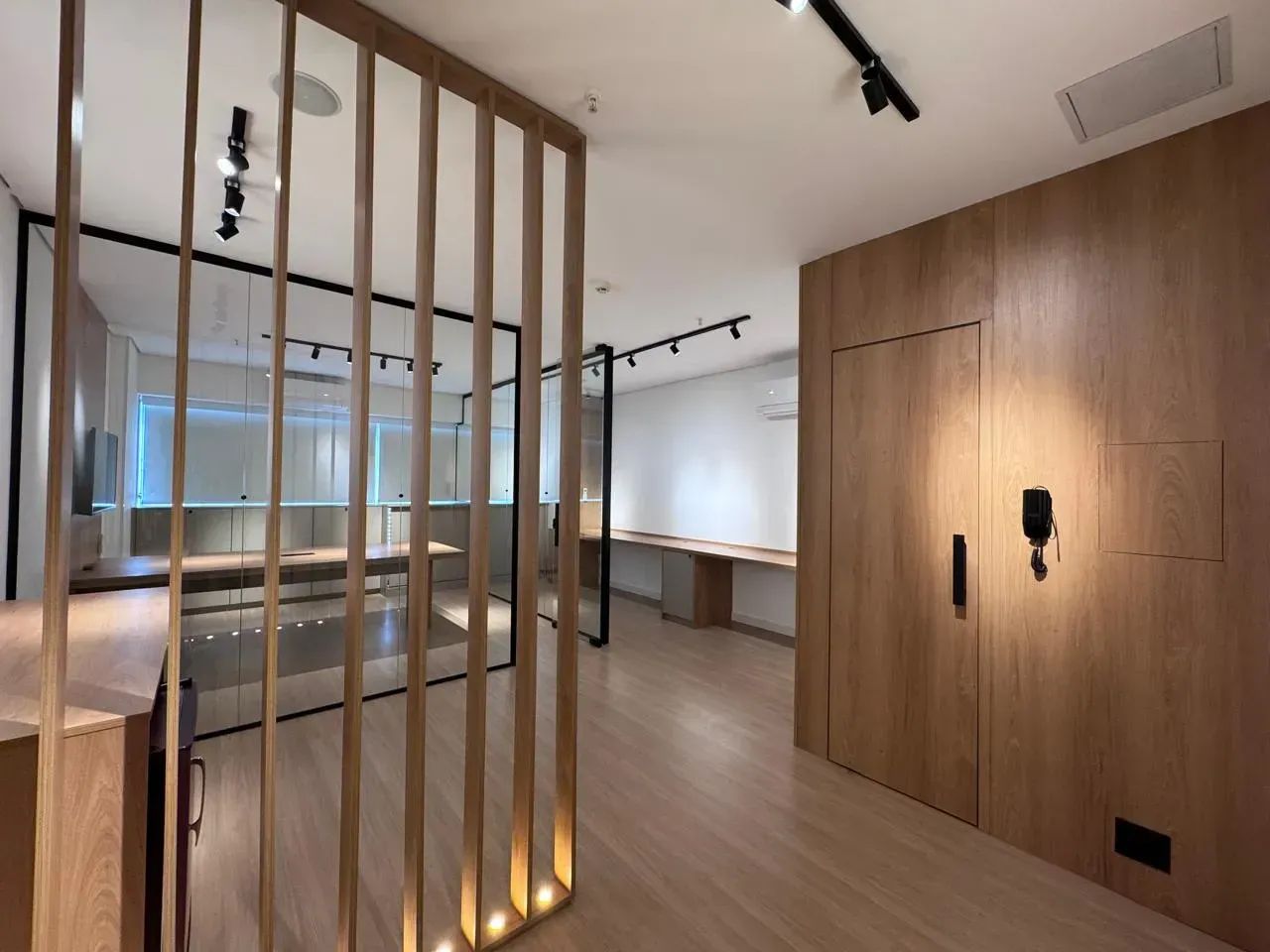 Sala nova, mobiliada, disponível para locação