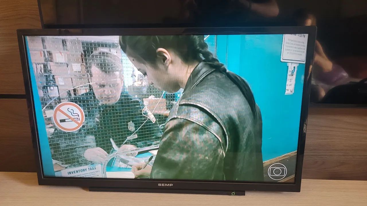 Tv 32 polegadas Toshiba digital , não é smart, sem internet, sem pé e sem controle.