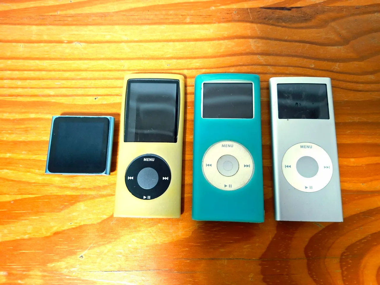 Apple iPod Shuffle 4ª Geração (2GB) - Aparelhos de Som - São
