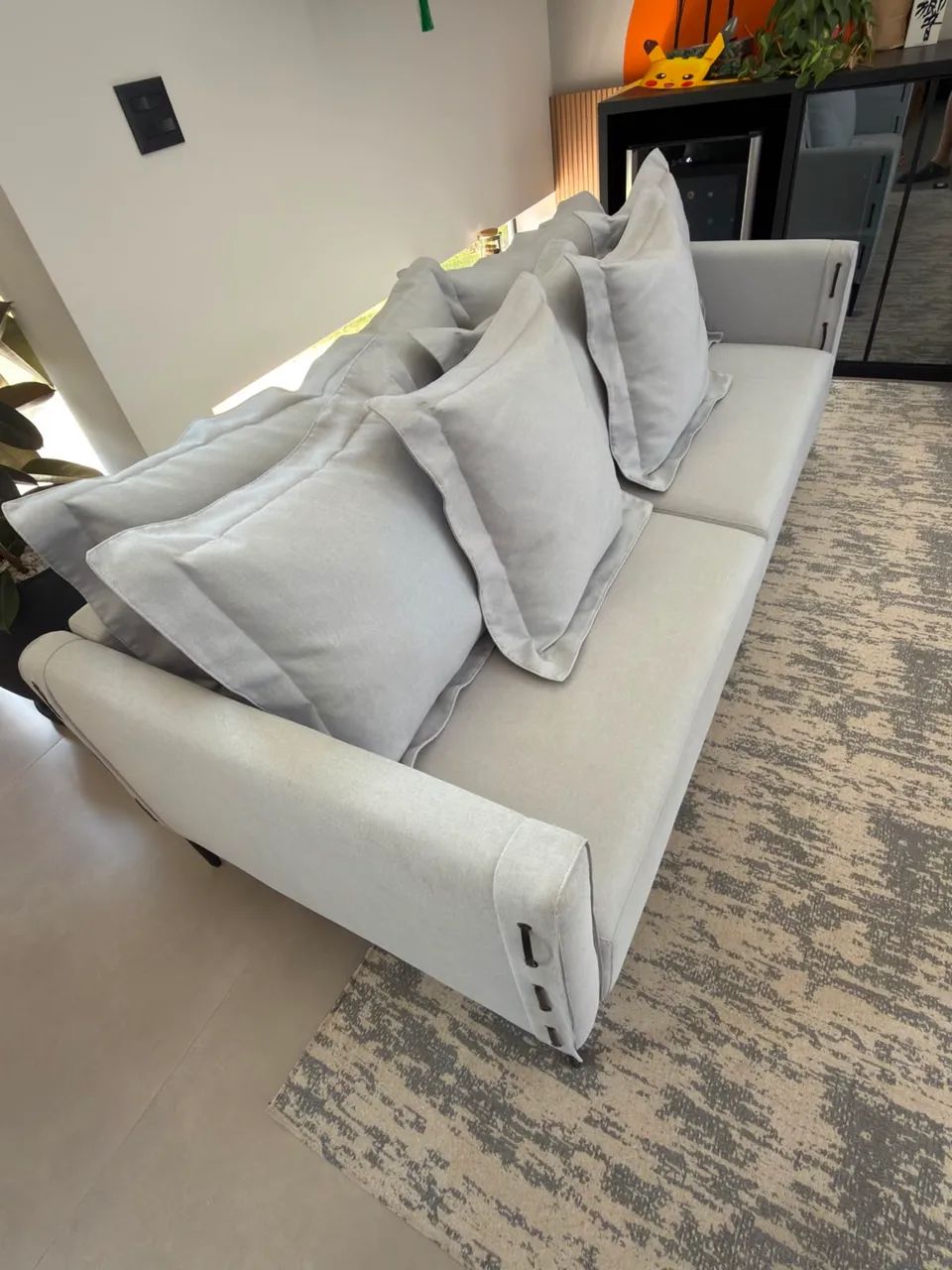 Sofa 4 Lugares, marca Hindi Moveis Linho Cinza com detalhes em couro