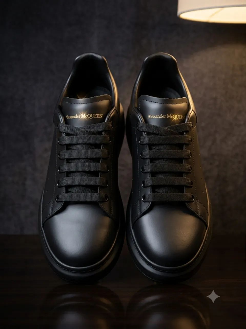 Tênis couro replica Alexander McQueen preto em excelente estado