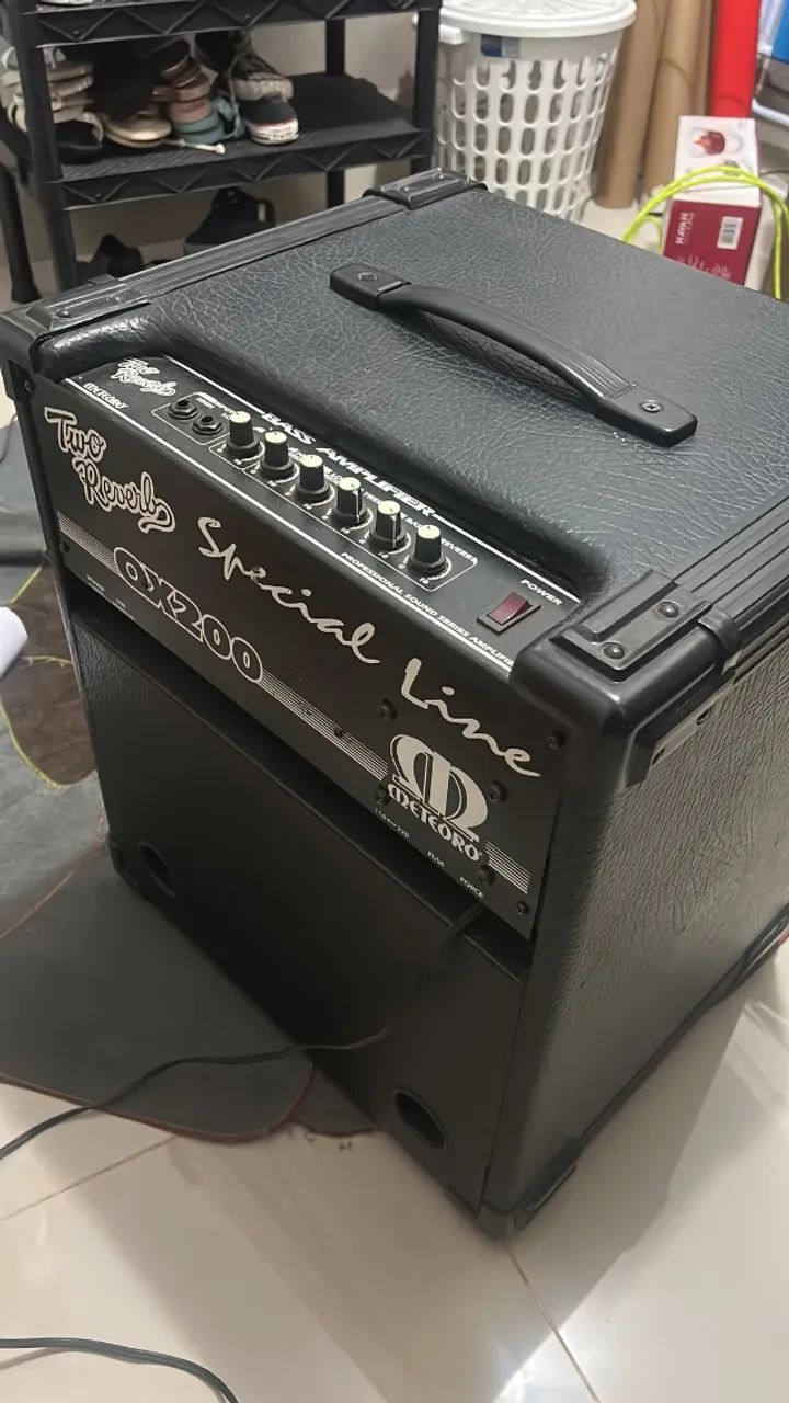 Cubo baixo. Caixa amplificada 