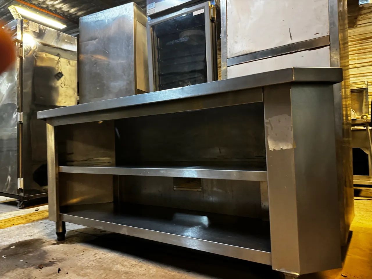 Bancada em inox Trapezoidal com Prateleiras  - Foto 3