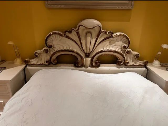 Cama King Size com cabeceira e colchão 
