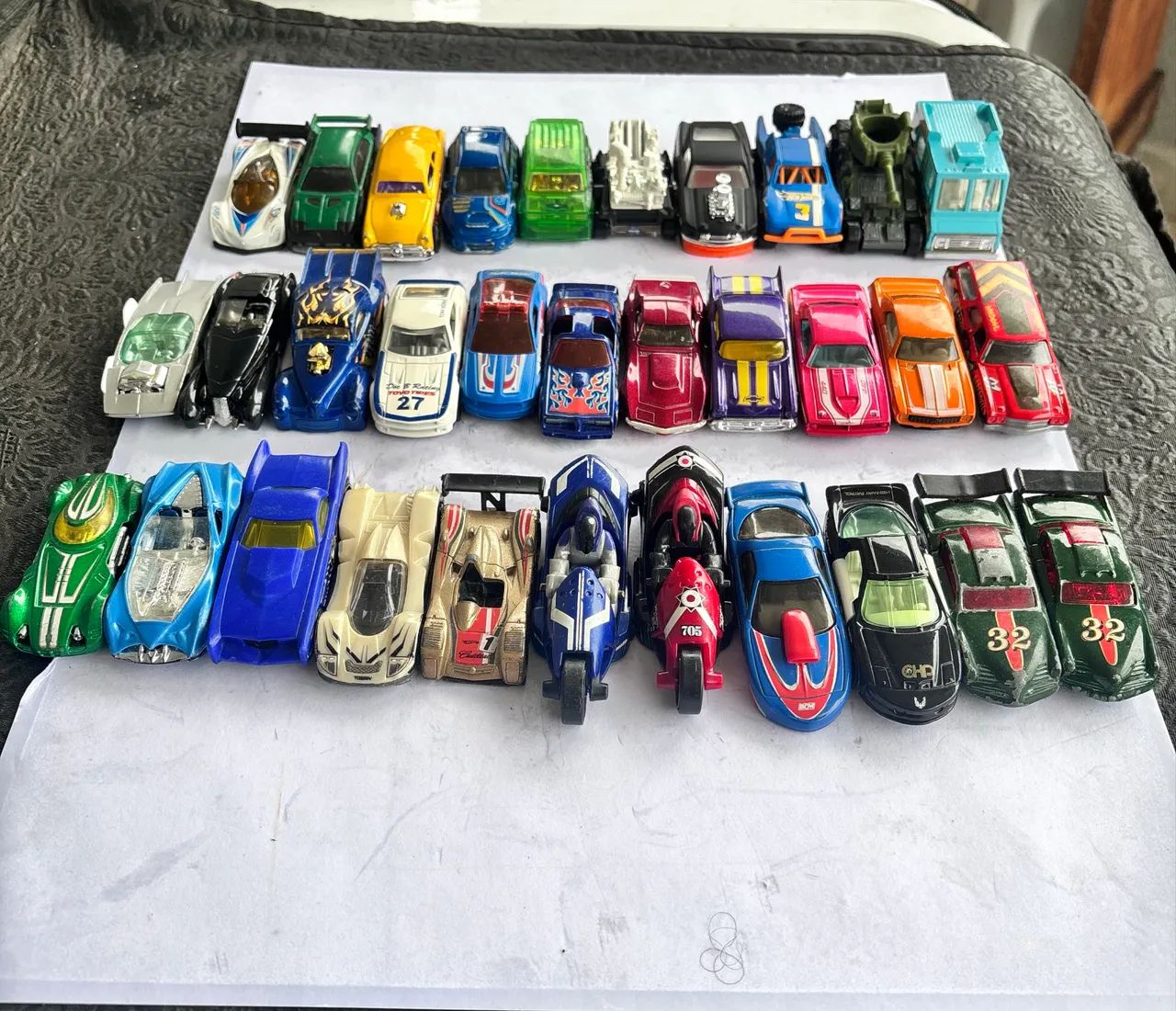 Lote com 31 Carrinhos Colecionáveis - Hot Wheels e Diversos Modelos - Foto 2