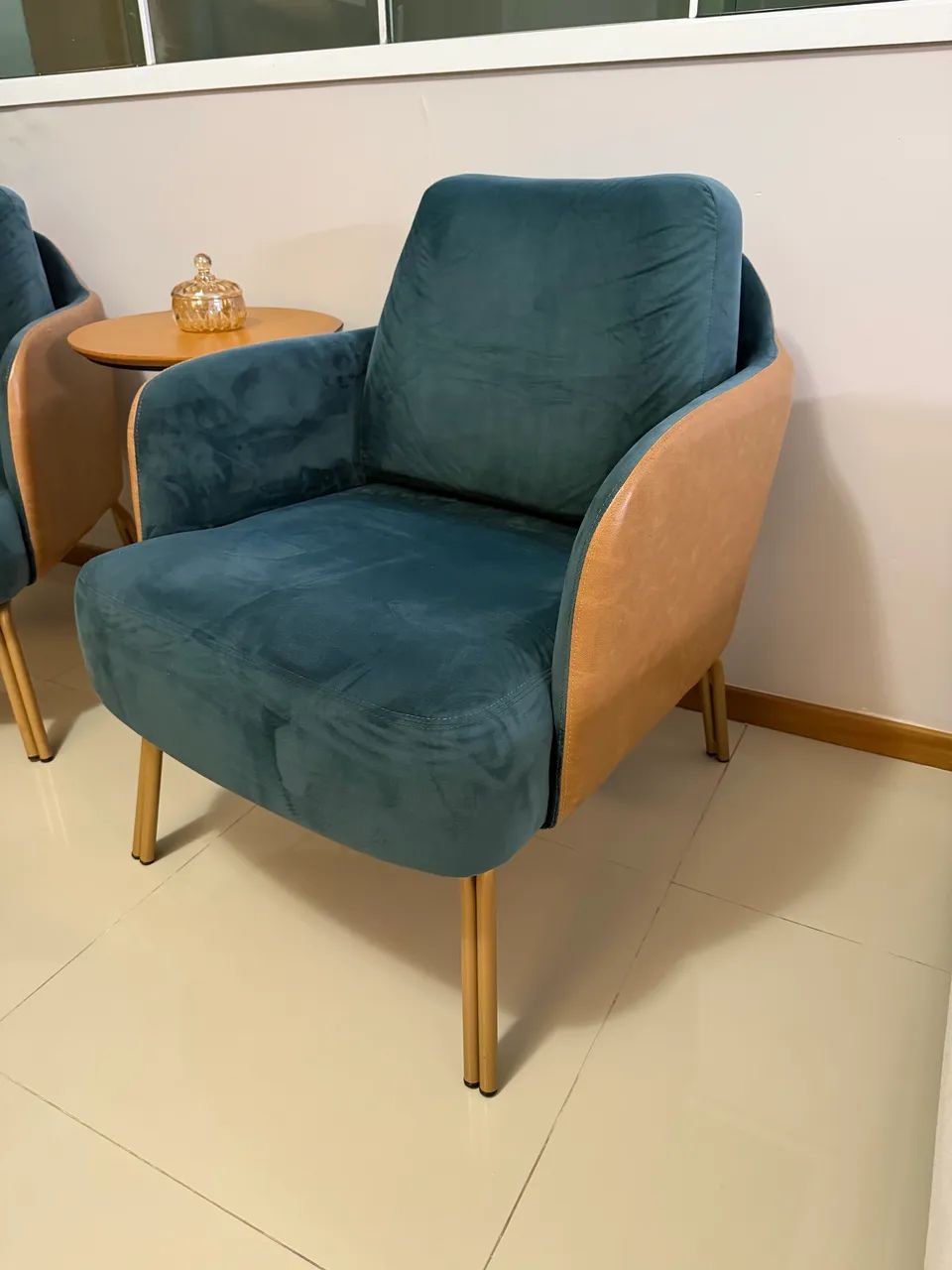 Par de Poltronas Casa A Azul Petróleo com Caramelo - Foto 2