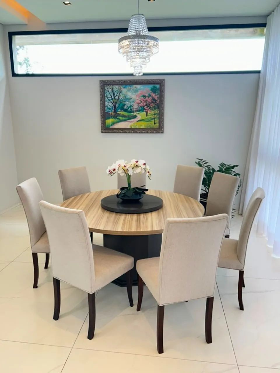 mesa de jantar com meio giratório e 8 cadeiras