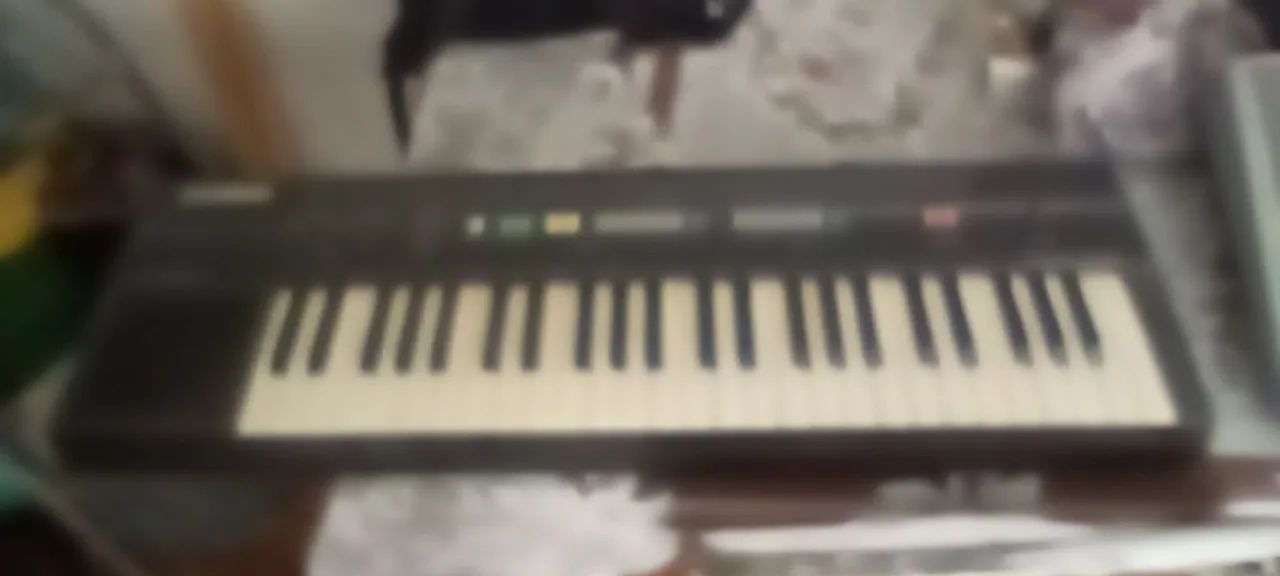 Vendo teclados em bom estado mas precisa de manutenção 
