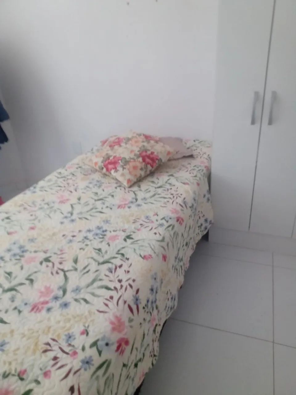 Guarda roupa e cama de solteiro 