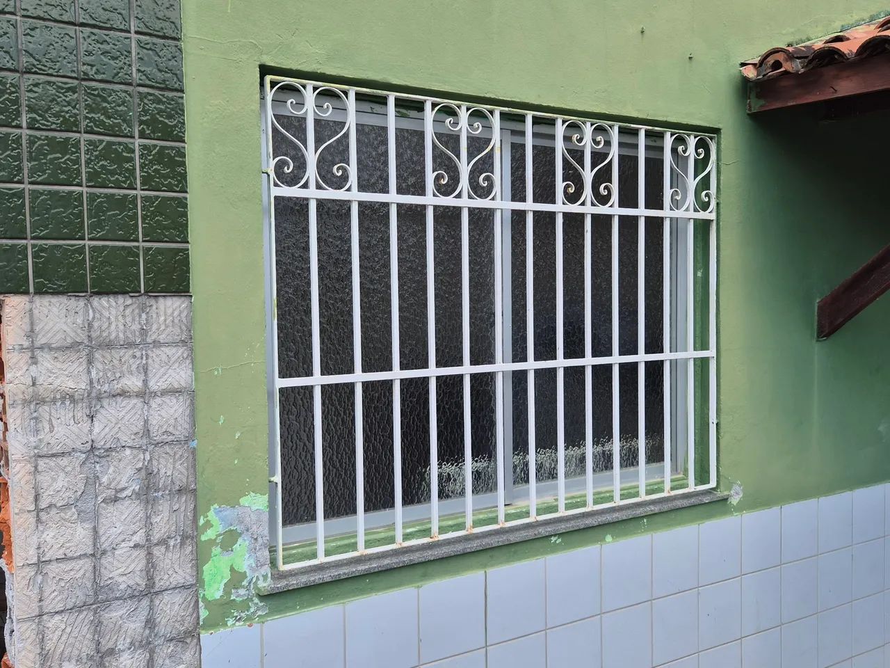 Janelas, telhas, grades e portão de ferro. - Foto 2