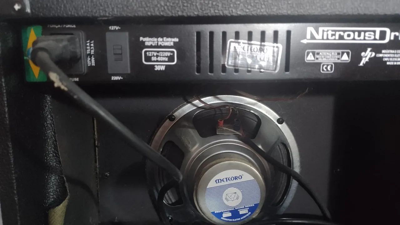 Caixa de guitarra meteoro 30 watts RMS com tripé. - Foto 3