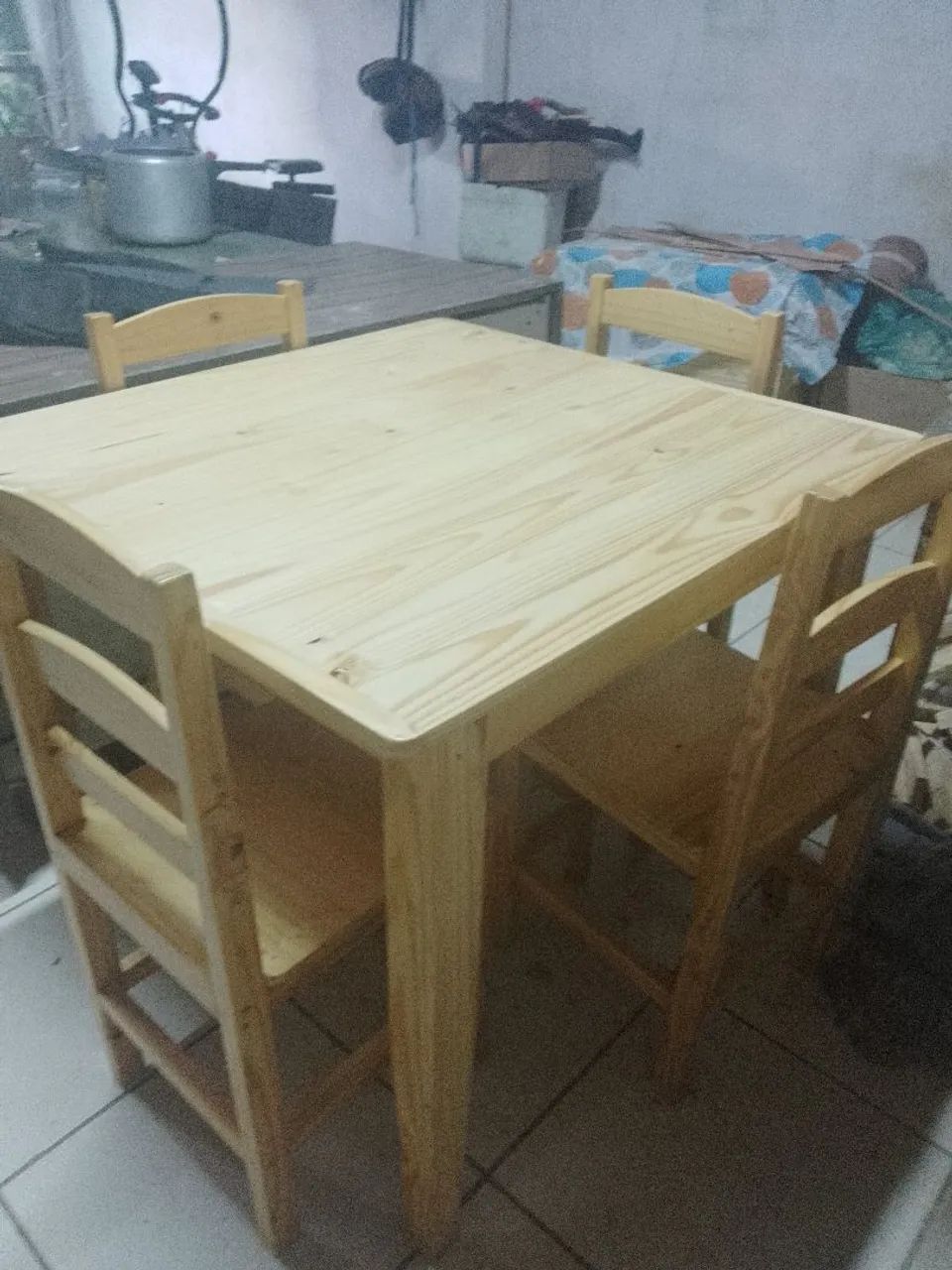 Mesa com 4 cadeiras de madeira de pinus