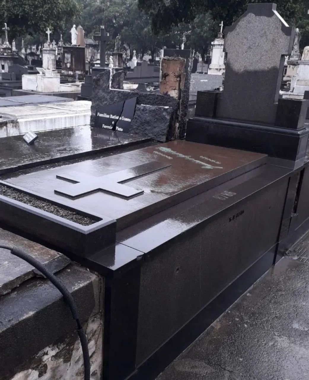 JAZIGO PERPÉTUO - Cem. São Francisco Xavier - Cajú - LOCALIZAÇÃO PRIVILEGIADA 