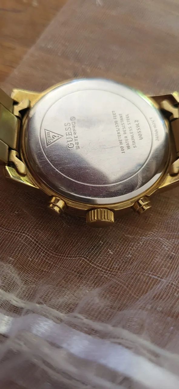 Relógio dourado feminino da marca guess com ponteiros funcionais usado em bom estado  - Foto 4