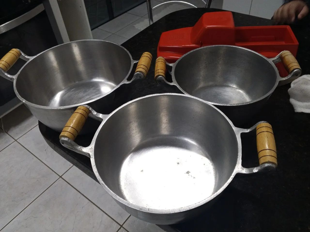 Vendo três panelas de alumínio batido praticamente novas 