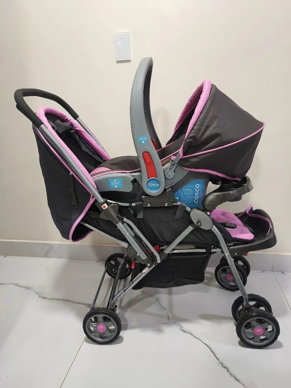 Carrinho e bebê conforto Cosco Reverse 