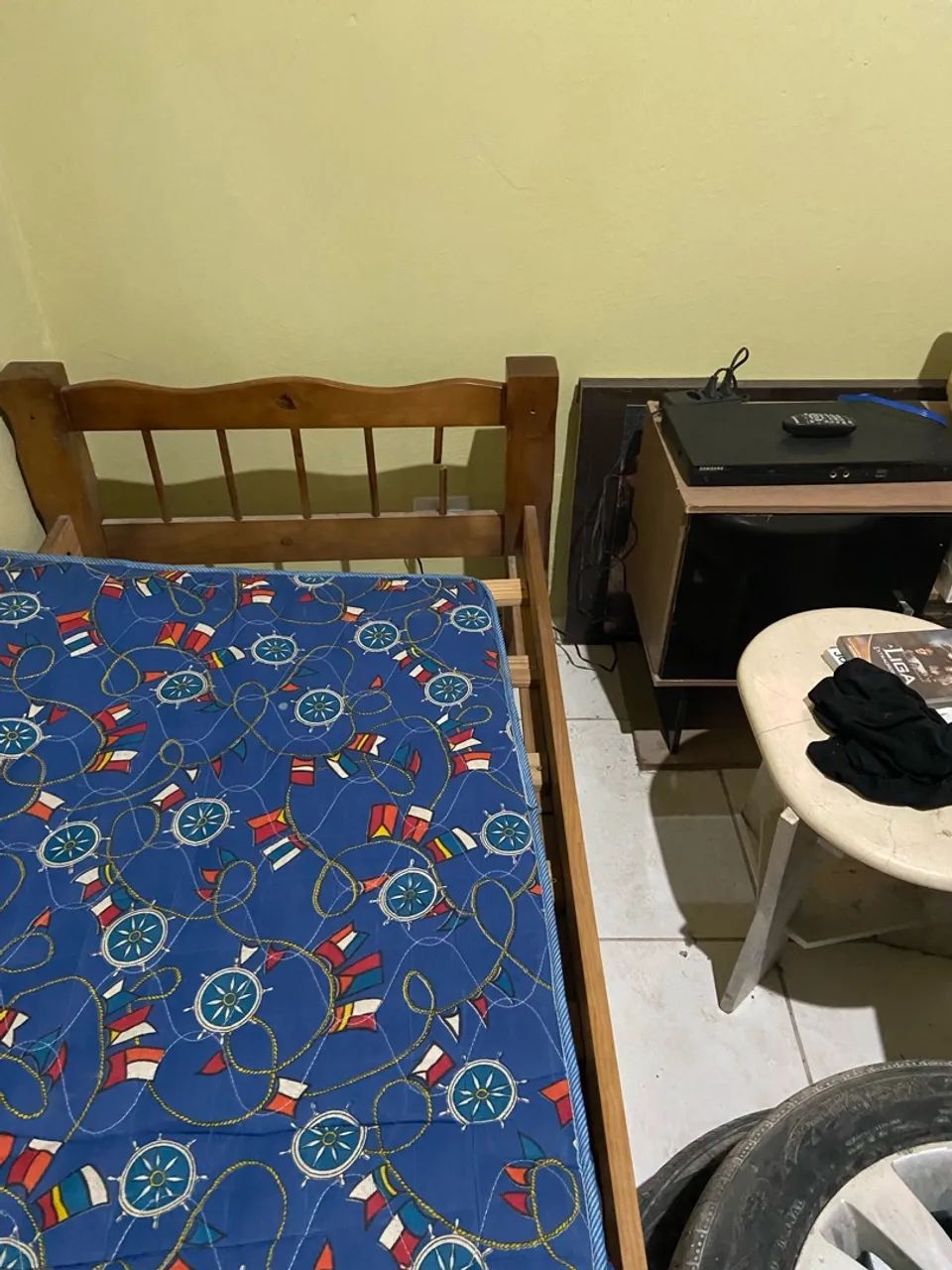 Cama de solteiro em madeira maciça 