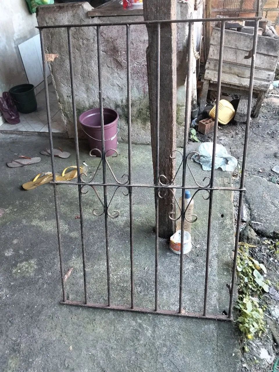 Vendo uma grade de janela tamanho 75 X 1.14  tel *