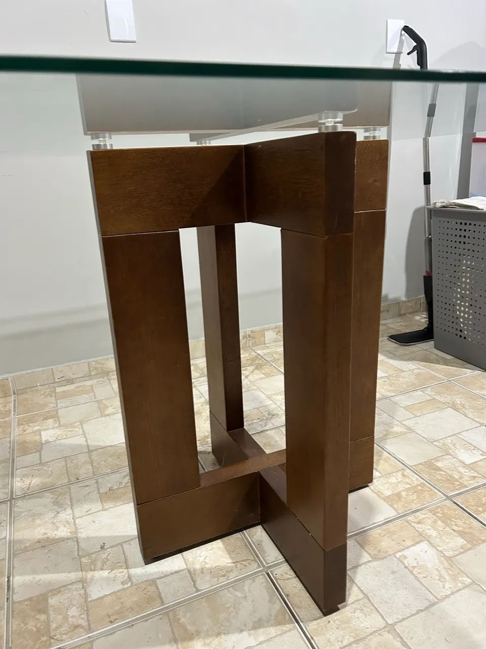VENDO MESA COM TAMPO DE VIDRO - Foto 4