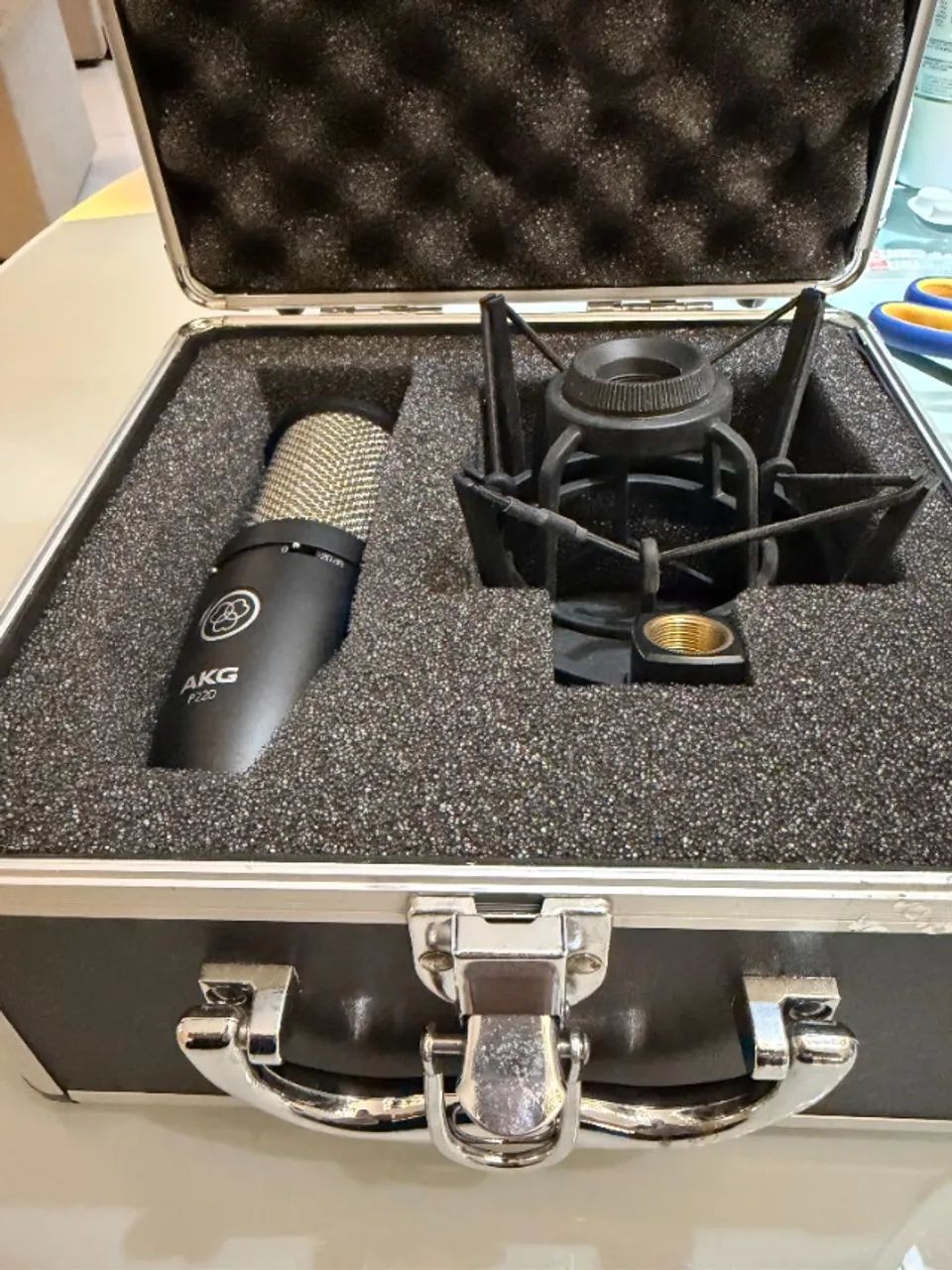 Microfone AKG P220 Condensador + Caixa e Suporte - Foto 2
