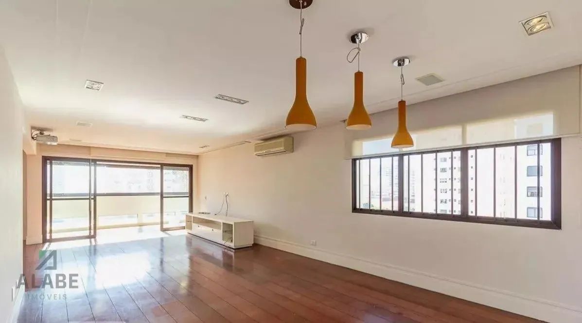 Apartamento amplo à venda em Moema, SP