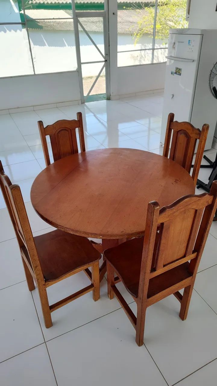 Mesa de madeira com 4 cadeiras - Foto 2