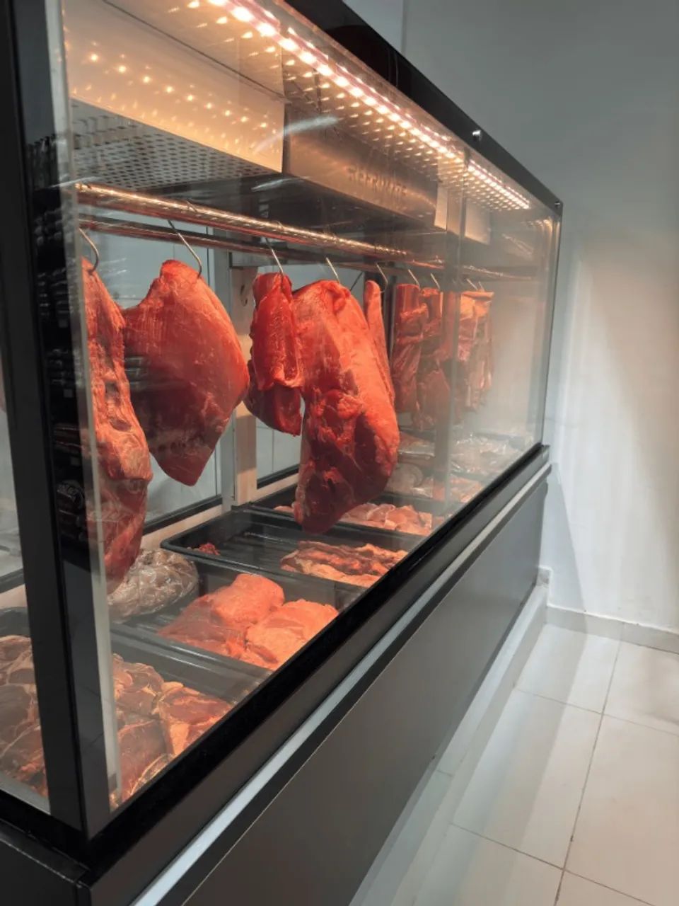 BLACÃO EXPOSITOR DE CARNE REFRIGERADO AÇOUGUE VANGUARD REFRIMATE 2M - Foto 2